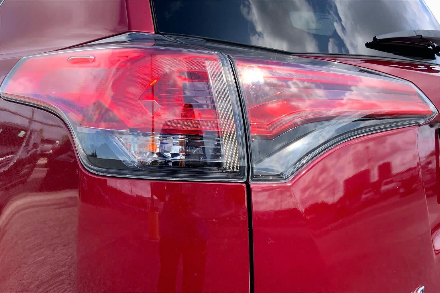 Used 2018 Toyota RAV4 LE w/ All Weather Liner Package AWD/4WD image 28
