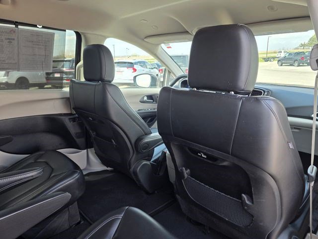 Used 2023 Chrysler Pacifica Touring-L FWD image 14