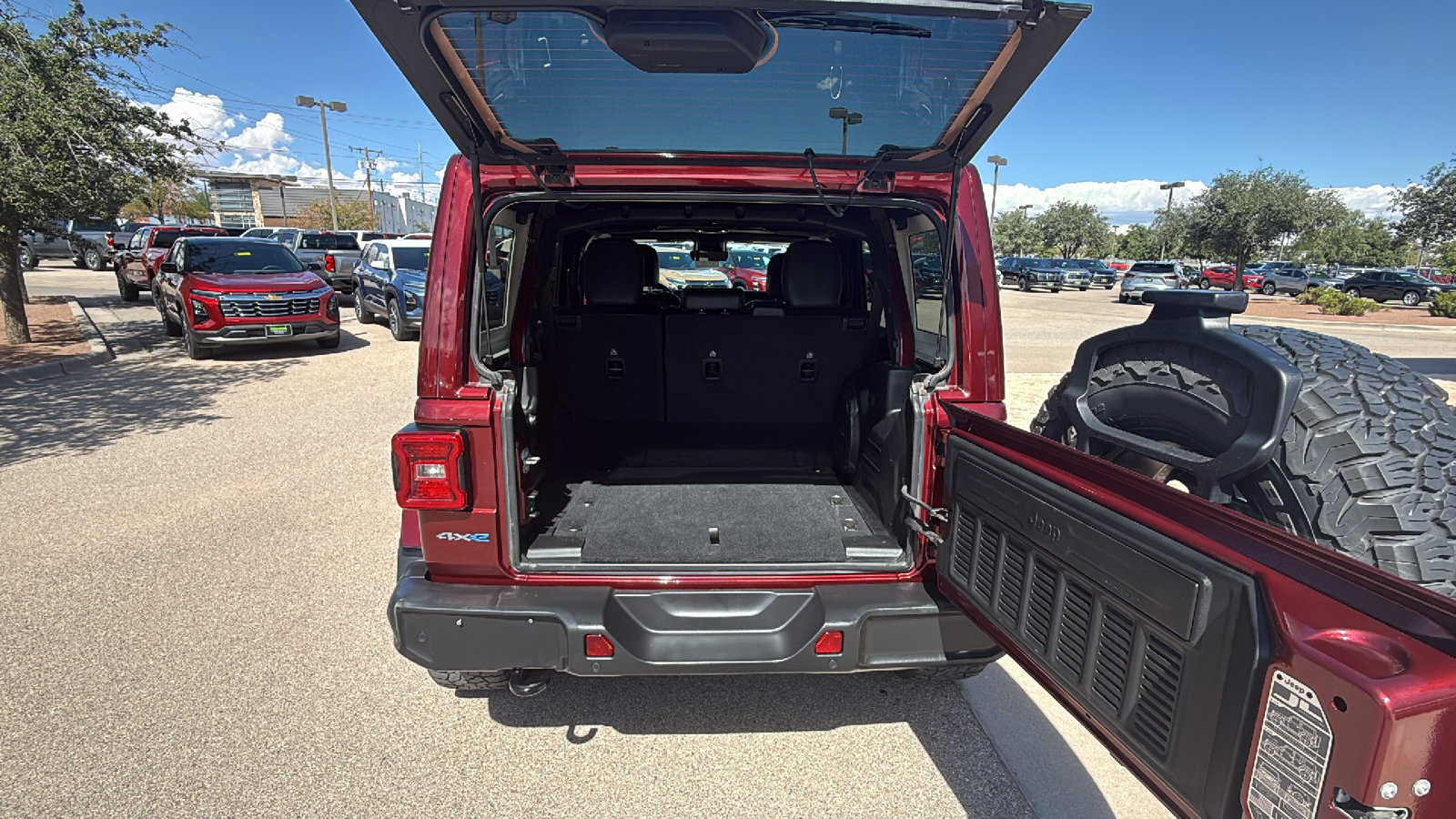 Used 2022 Jeep Wrangler Unlimited Sahara w/ Cold Weather Group AWD/4WD image 7