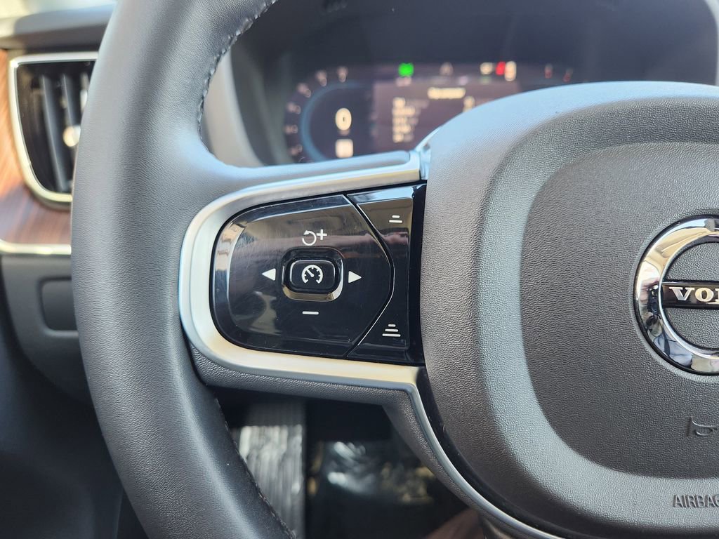 Used 2023 Volvo XC60 B5 Plus image 17