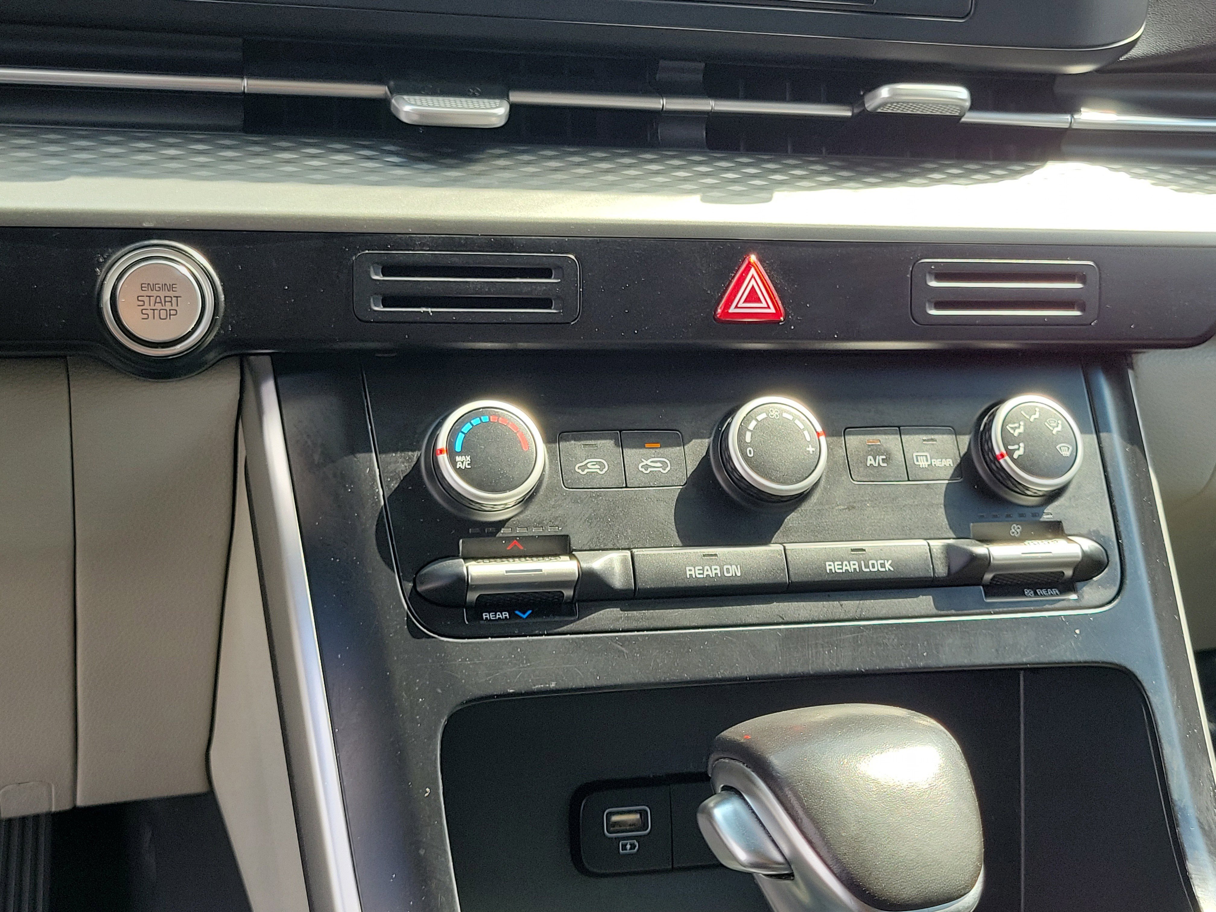 Used 2022 Kia Carnival LX image 27