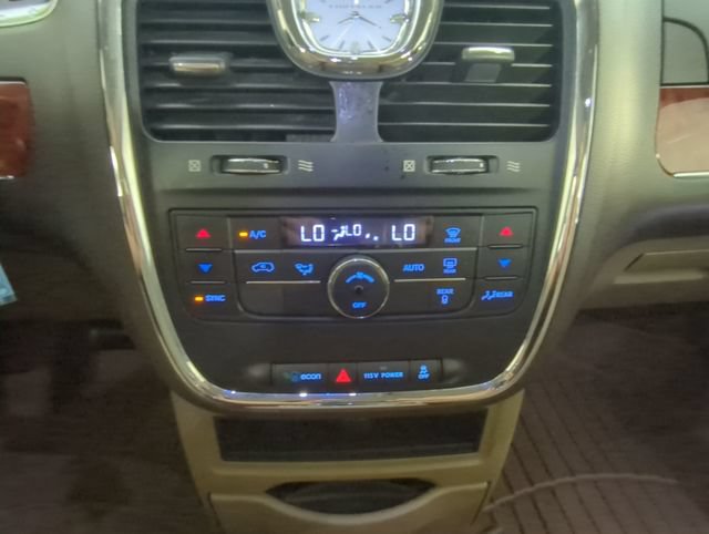 Used 2013 Chrysler Town & Country Touring FWD image 23