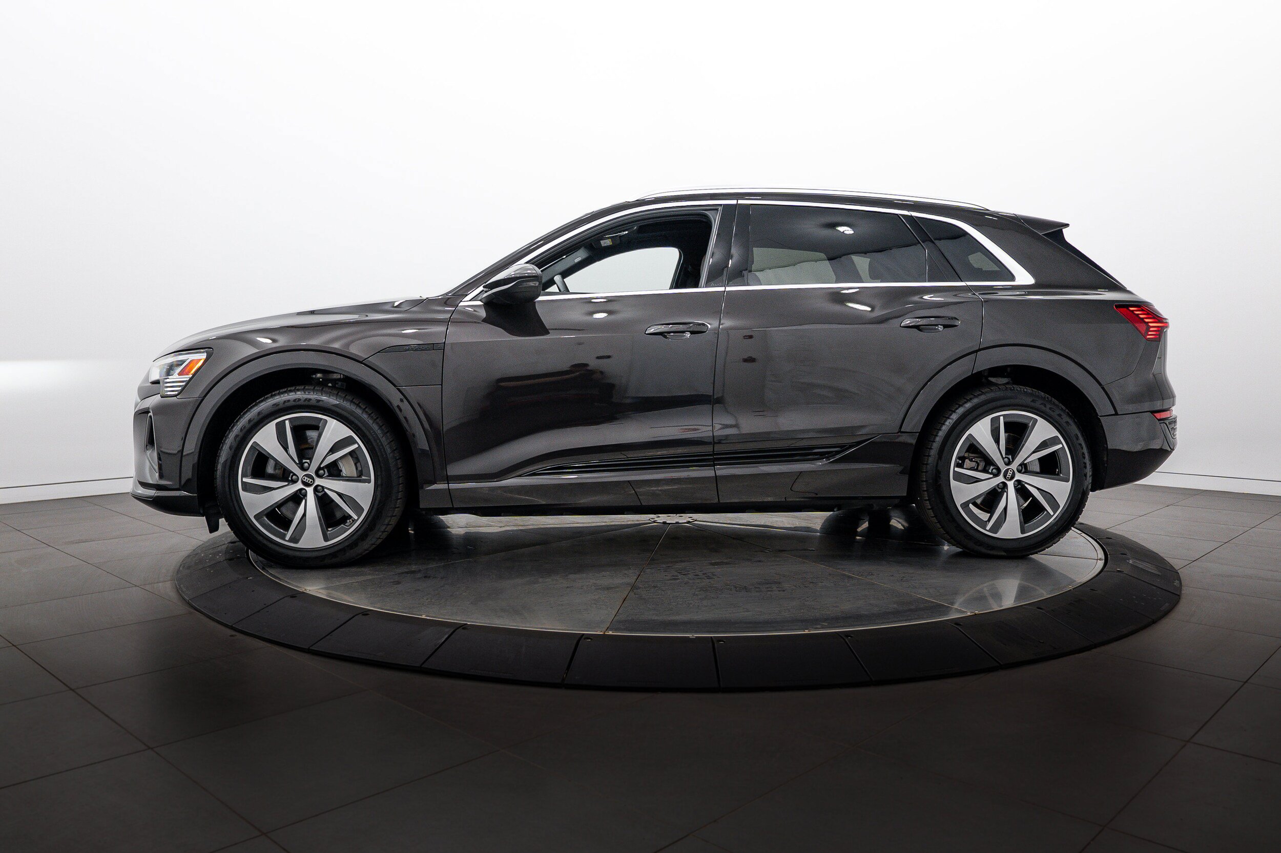 Certified 2024 Audi Q8 e-tron Premium AWD/4WD image 7
