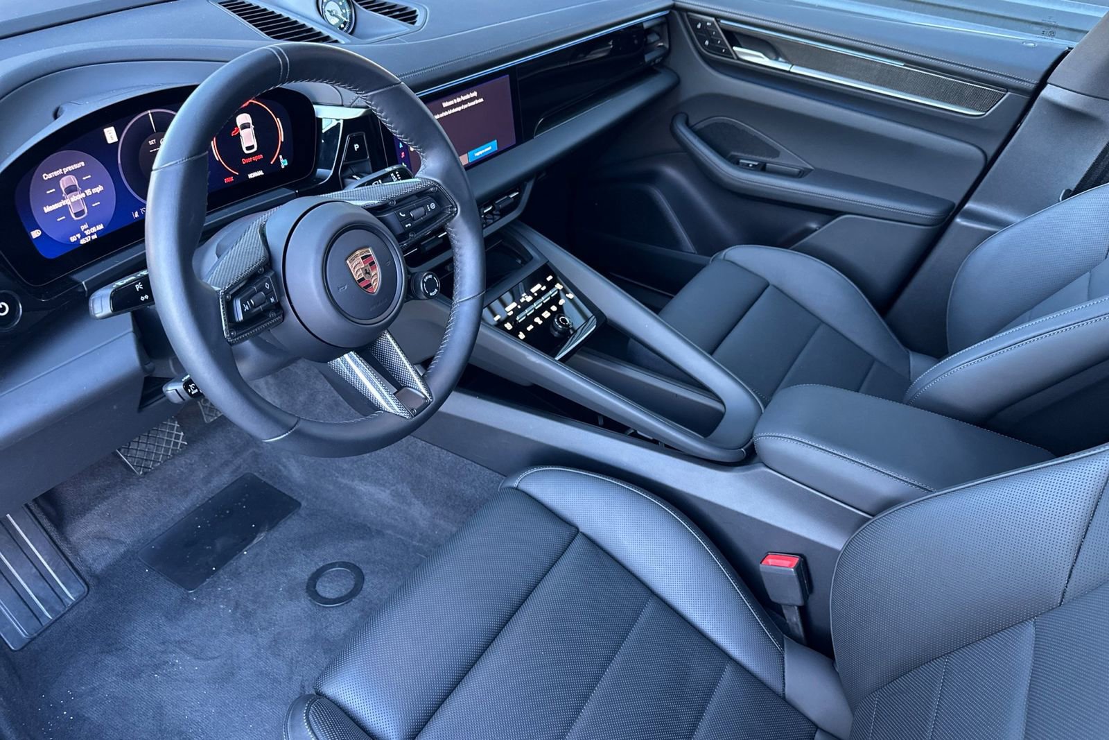 Certified 2025 Porsche Macan 4 Electric image 4