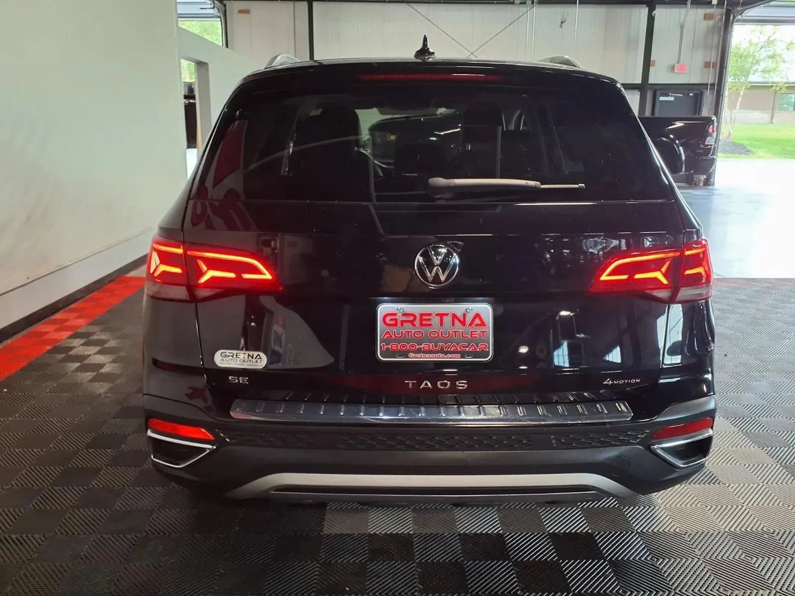 Used 2022 Volkswagen Taos SE FWD image 6