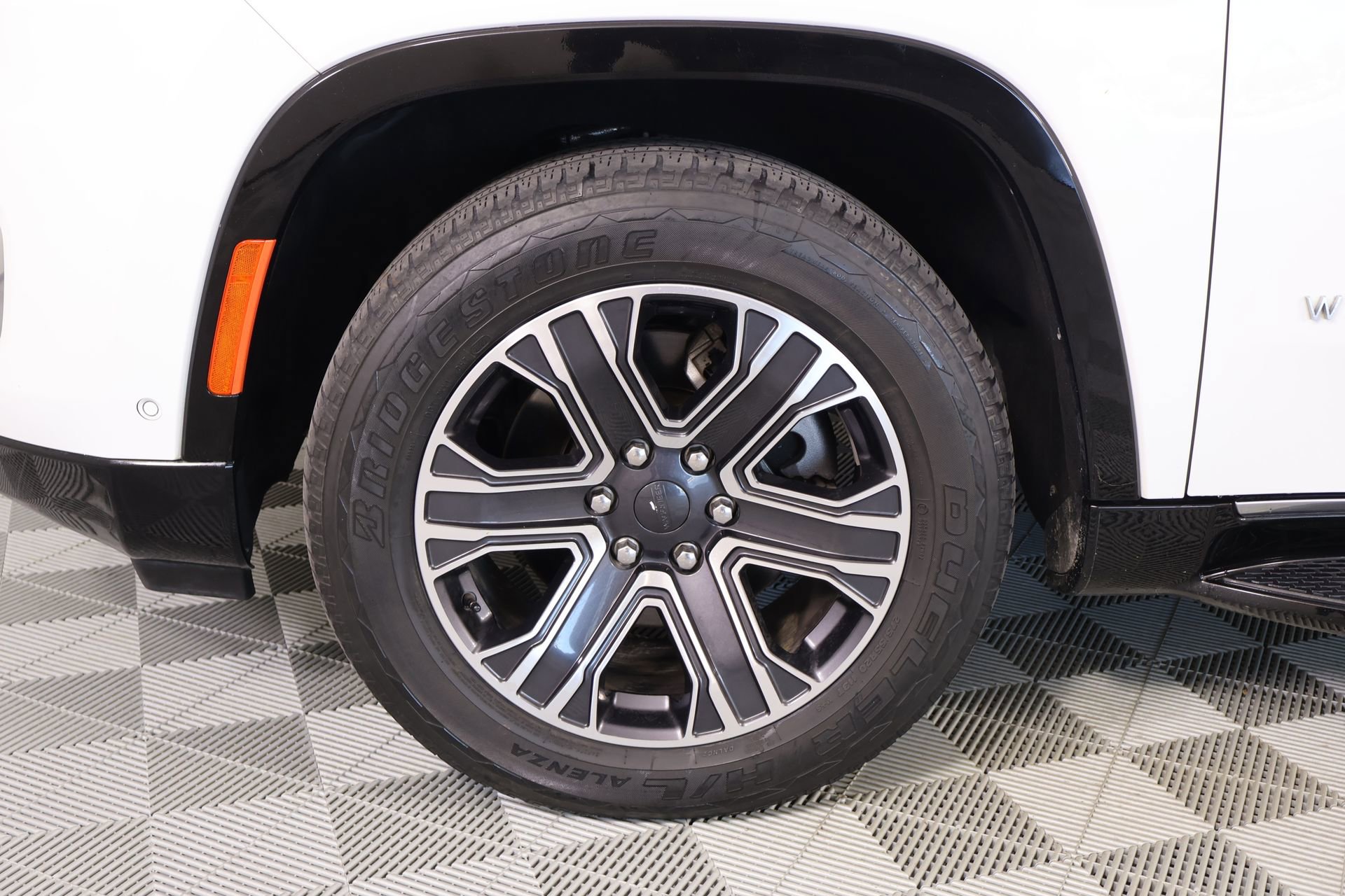 Used 2024 Jeep Wagoneer L Series II w/ Flexible Seating Group AWD/4WD image 19