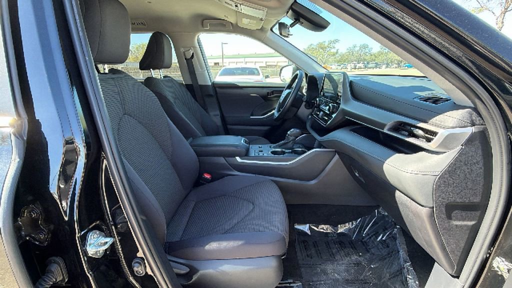 Certified 2025 Toyota Highlander LE image 39