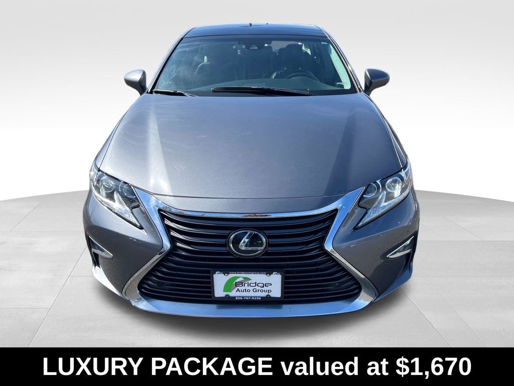 Used 2017 Lexus ES 350 w/ Luxury Package FWD image 2