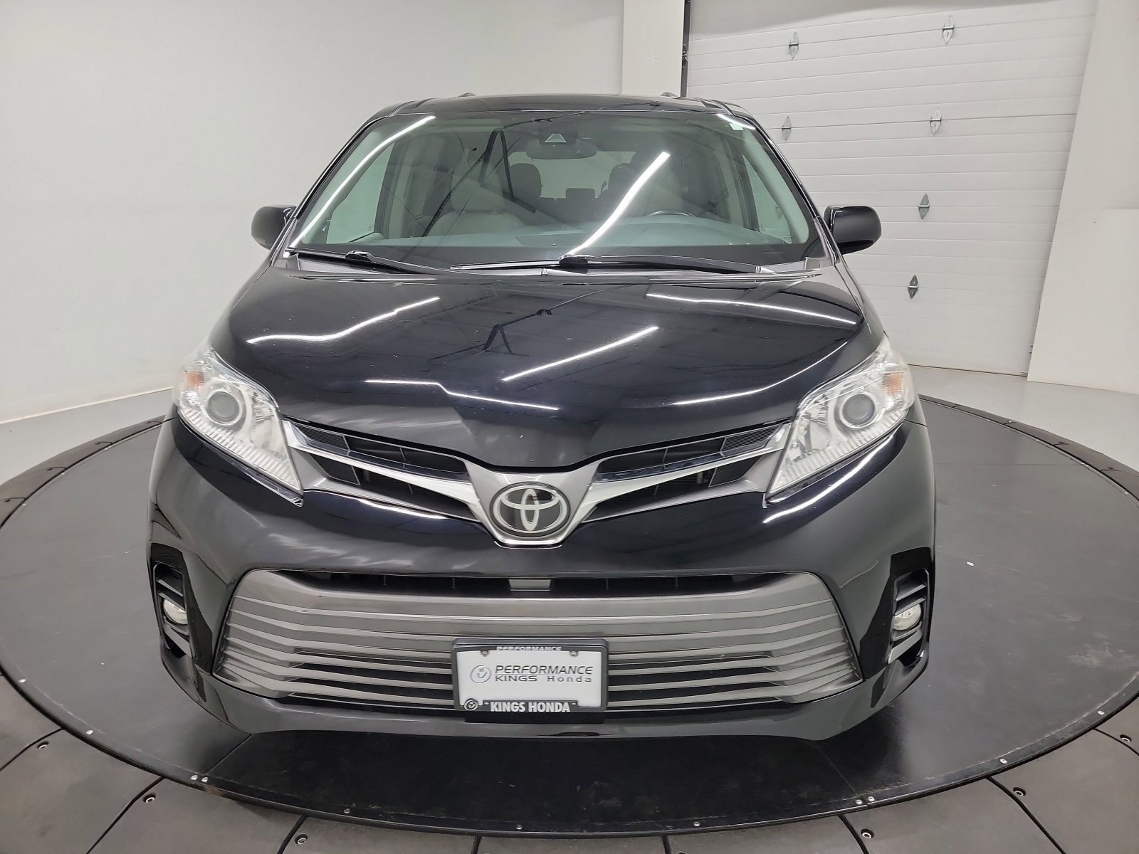 Used 2019 Toyota Sienna XLE image 2