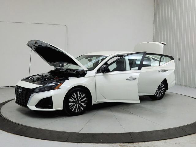 Used 2025 Nissan Altima 2.5 SV FWD image 11