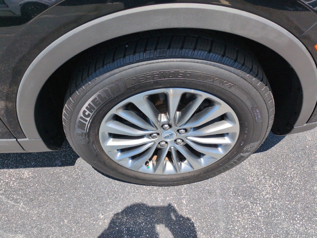 Used 2017 Lincoln MKX Select w/ Select Plus Package FWD image 10