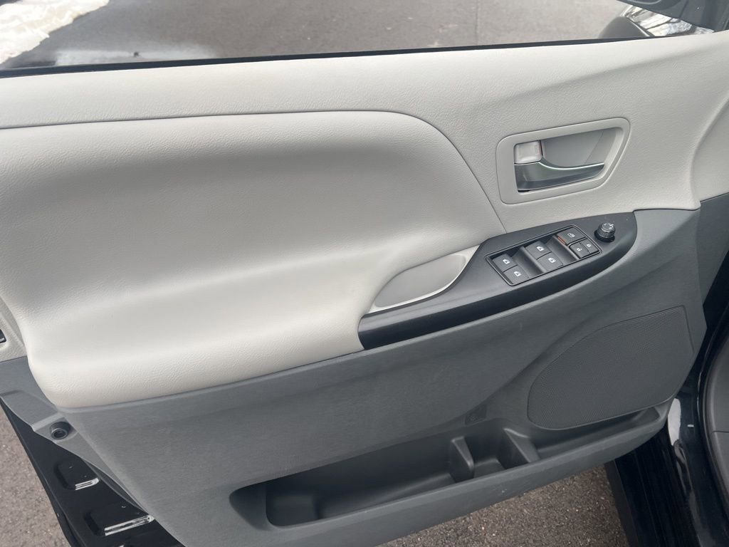 Used 2019 Toyota Sienna LE image 7