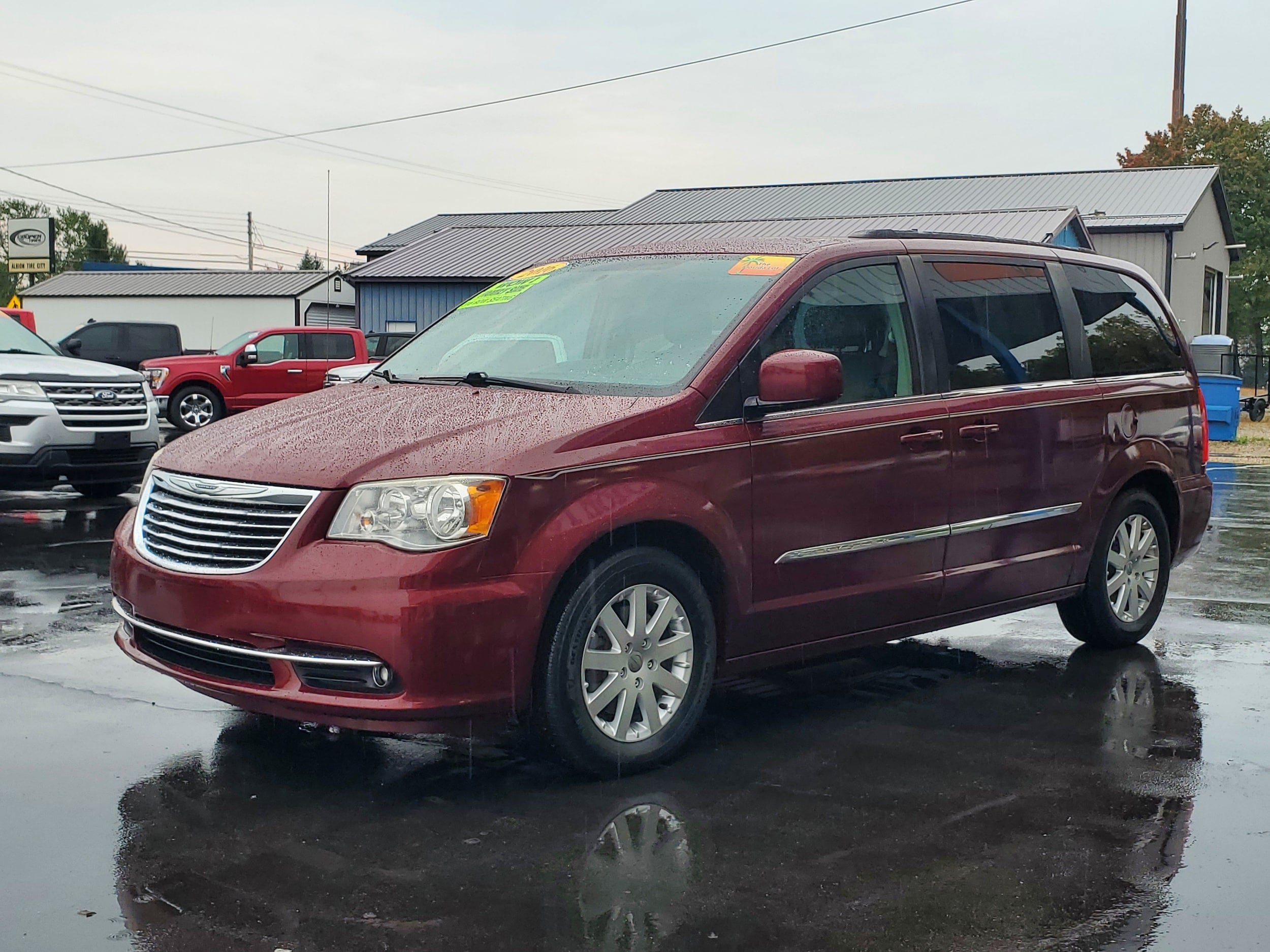 Used 2016 Chrysler Town & Country Touring FWD image 2
