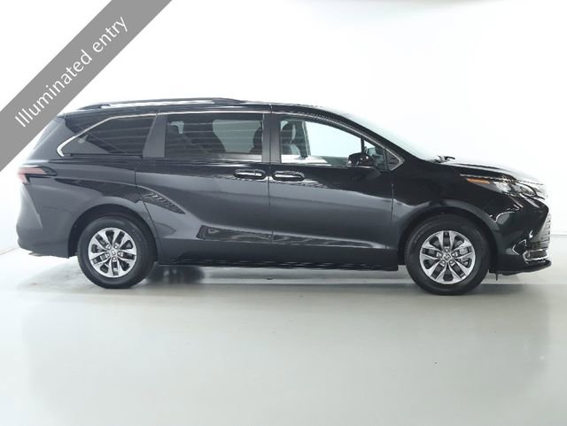 Used 2024 Toyota Sienna XLE image 11