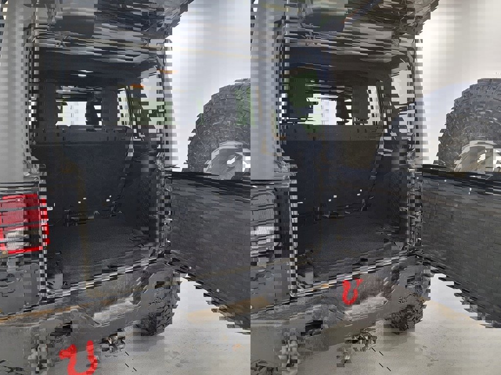 Used 2018 Jeep Wrangler Unlimited Rubicon w/ Connectivity Group image 33