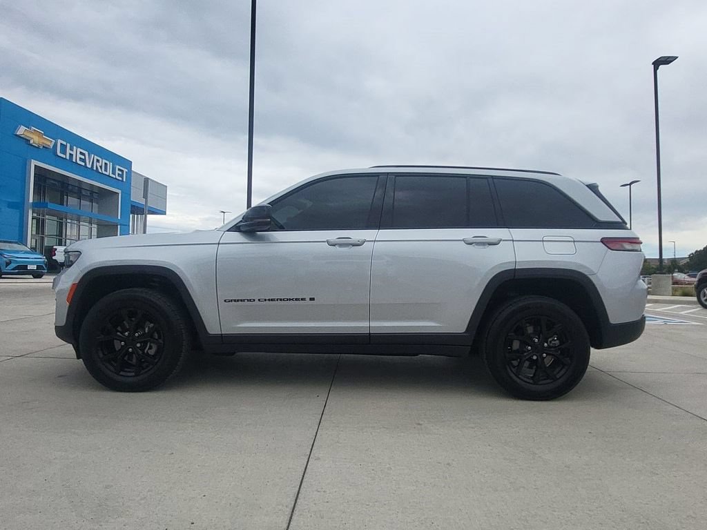 Used 2024 Jeep Grand Cherokee Altitude AWD/4WD image 5