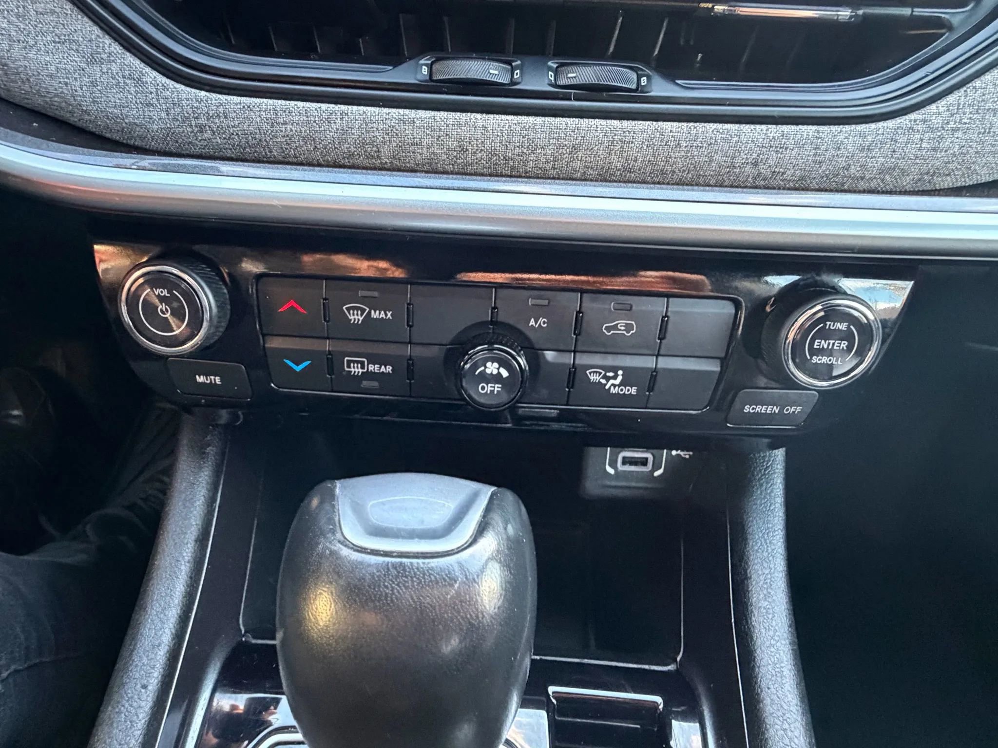 Used 2023 Jeep Compass Latitude image 17