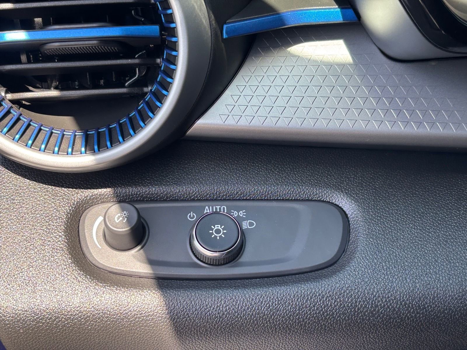 Used 2024 Chevrolet Trax LS w/ LS Convenience Package image 32