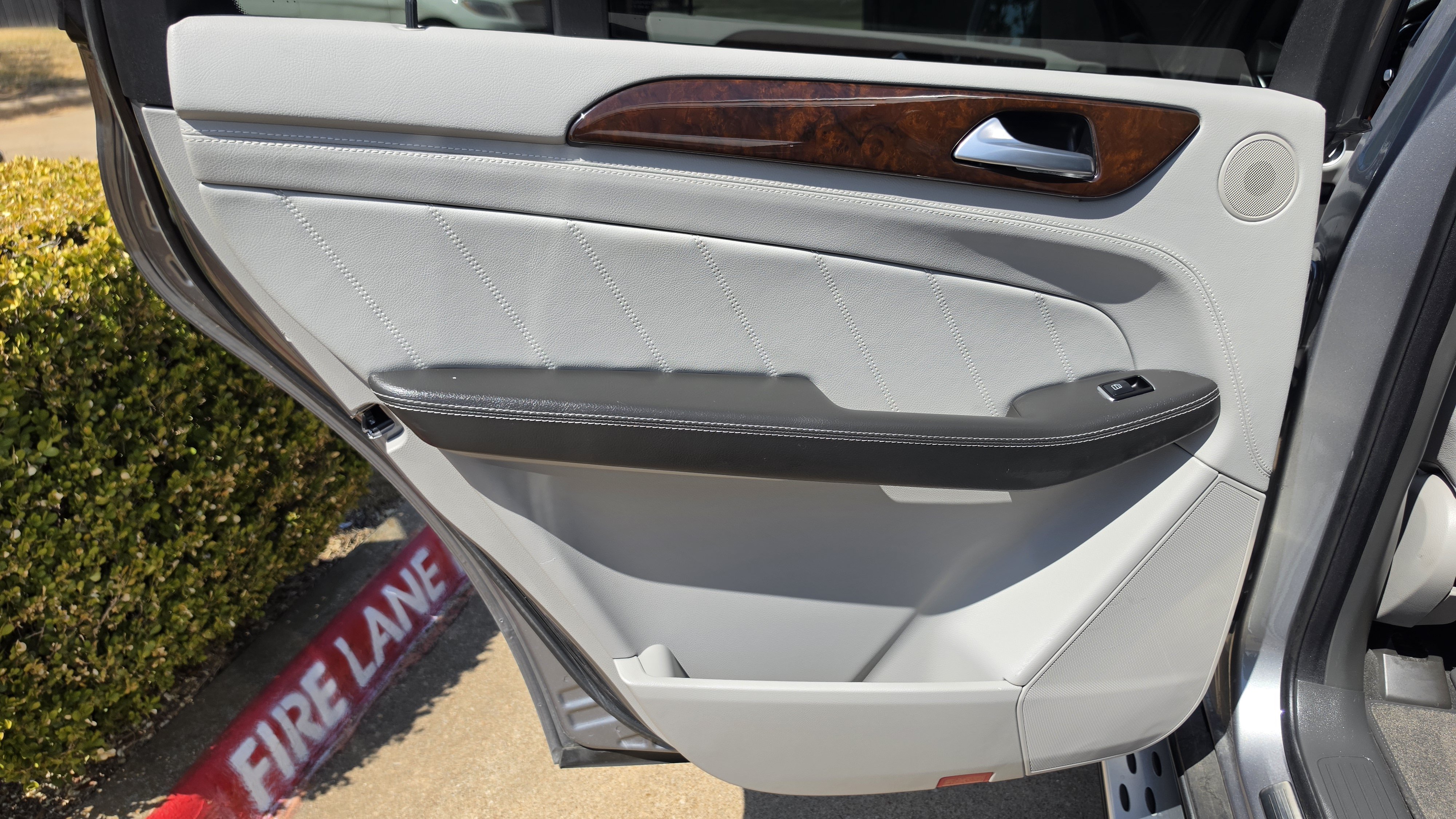 Used 2015 Mercedes-Benz GL 320 BlueTEC 4MATIC w/ Premium I Package image 25