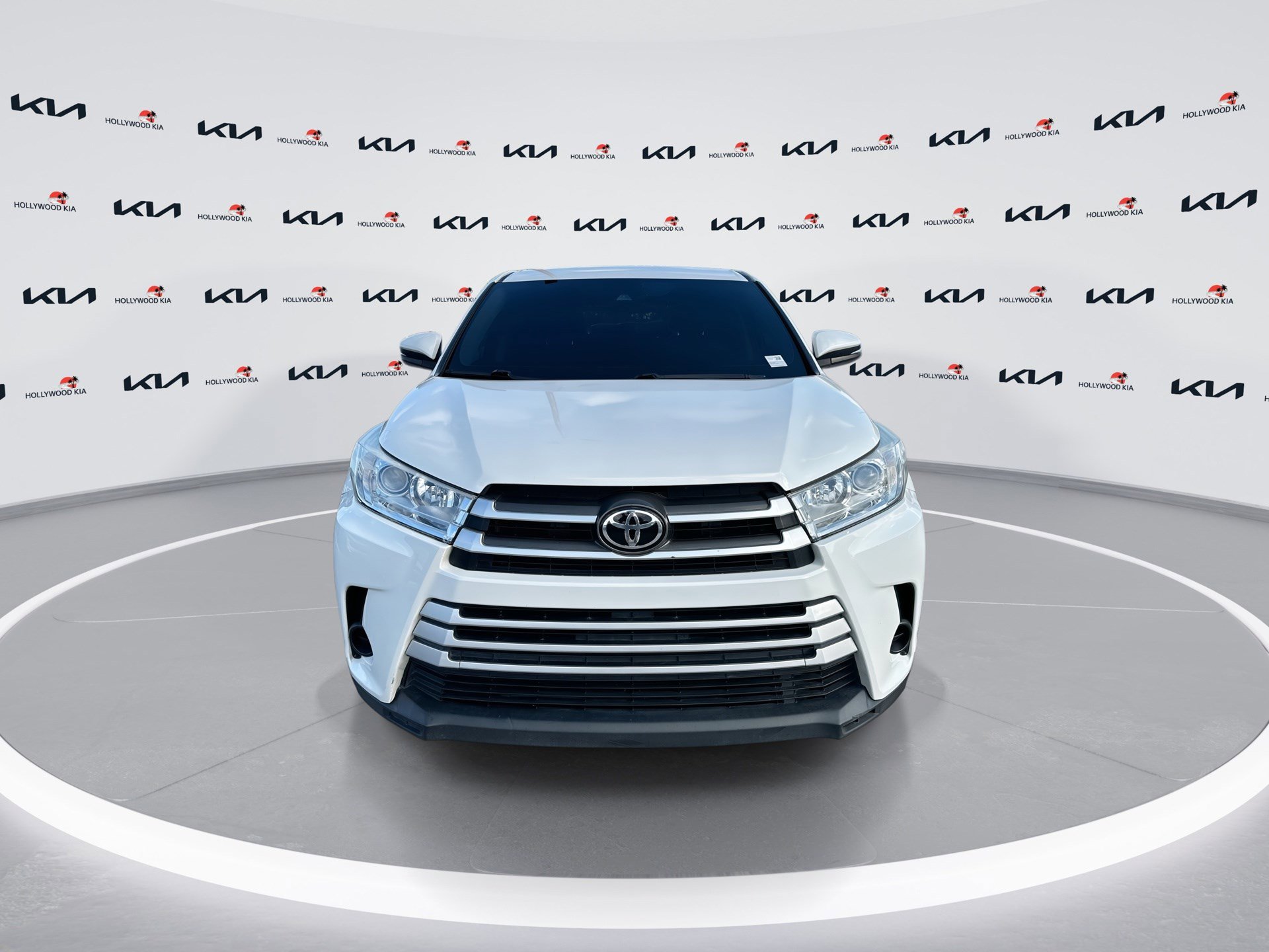 Used 2018 Toyota Highlander LE image 3