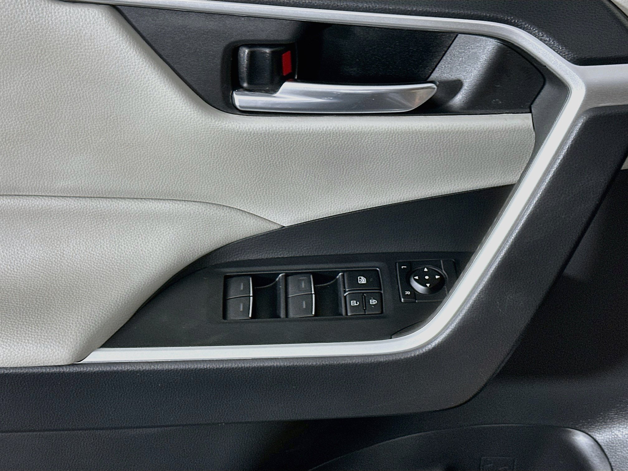 Used 2022 Toyota RAV4 XLE Premium FWD image 15