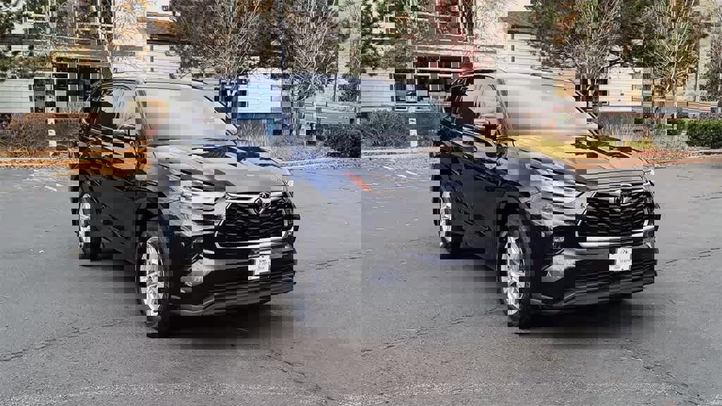 Used 2022 Toyota Highlander LE image 3