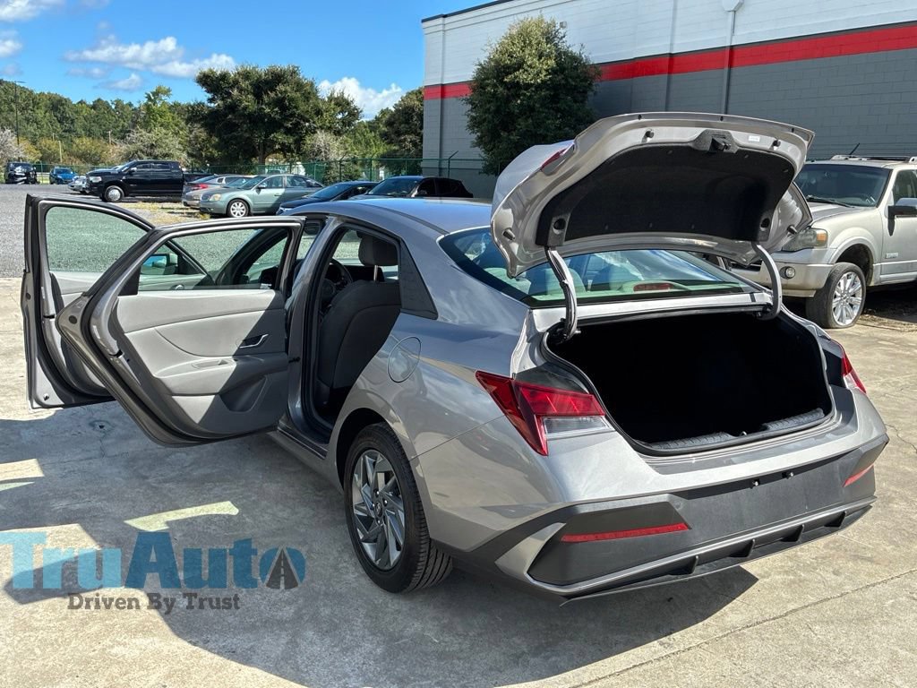 Used 2024 Hyundai Elantra SEL FWD image 15