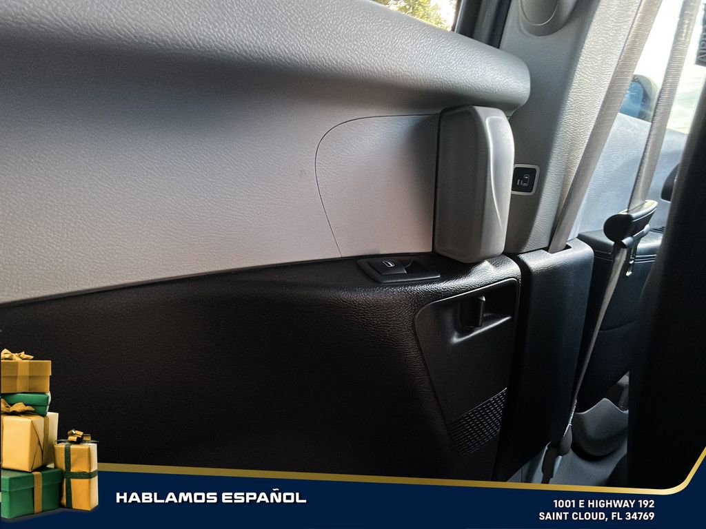 Used 2022 Chrysler Voyager LX image 33