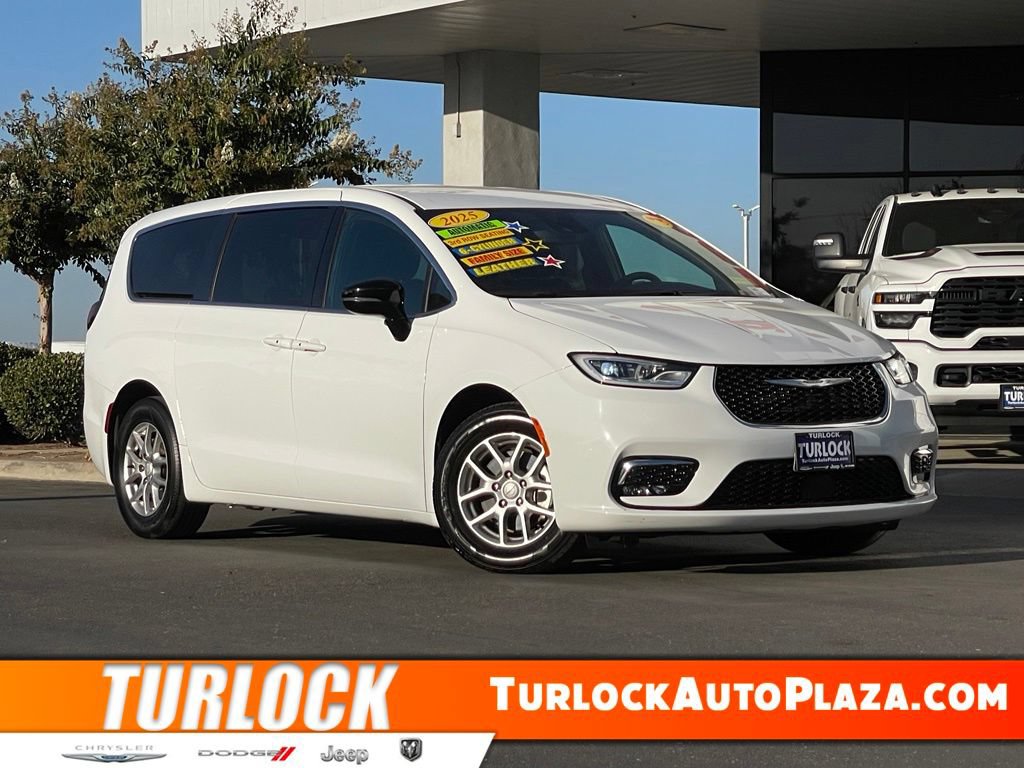 Used 2025 Chrysler Pacifica Select FWD image 1
