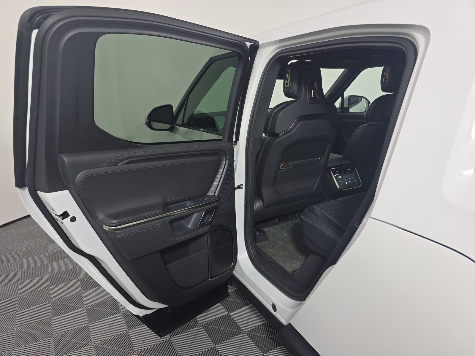 Used 2024 Rivian R1T Adventure AWD/4WD image 17