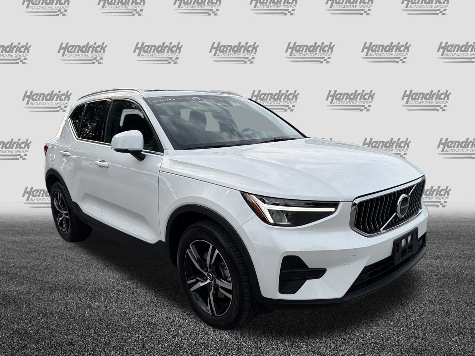 Certified 2025 Volvo XC40 B5 Core AWD/4WD image 2