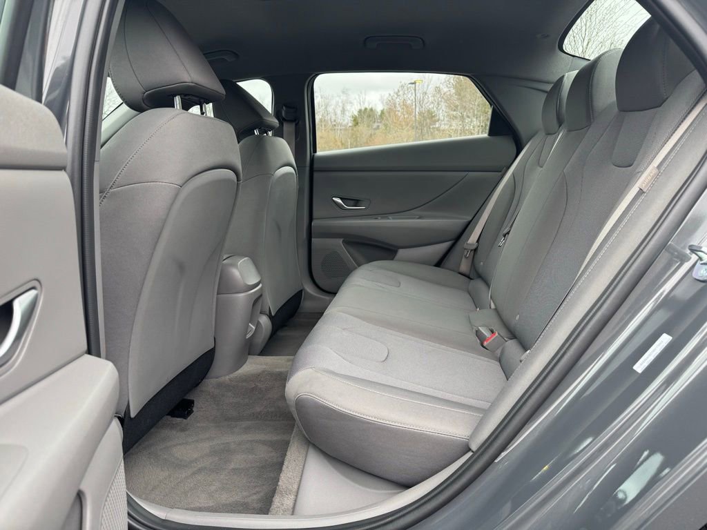 Used 2025 Hyundai Elantra SE image 13