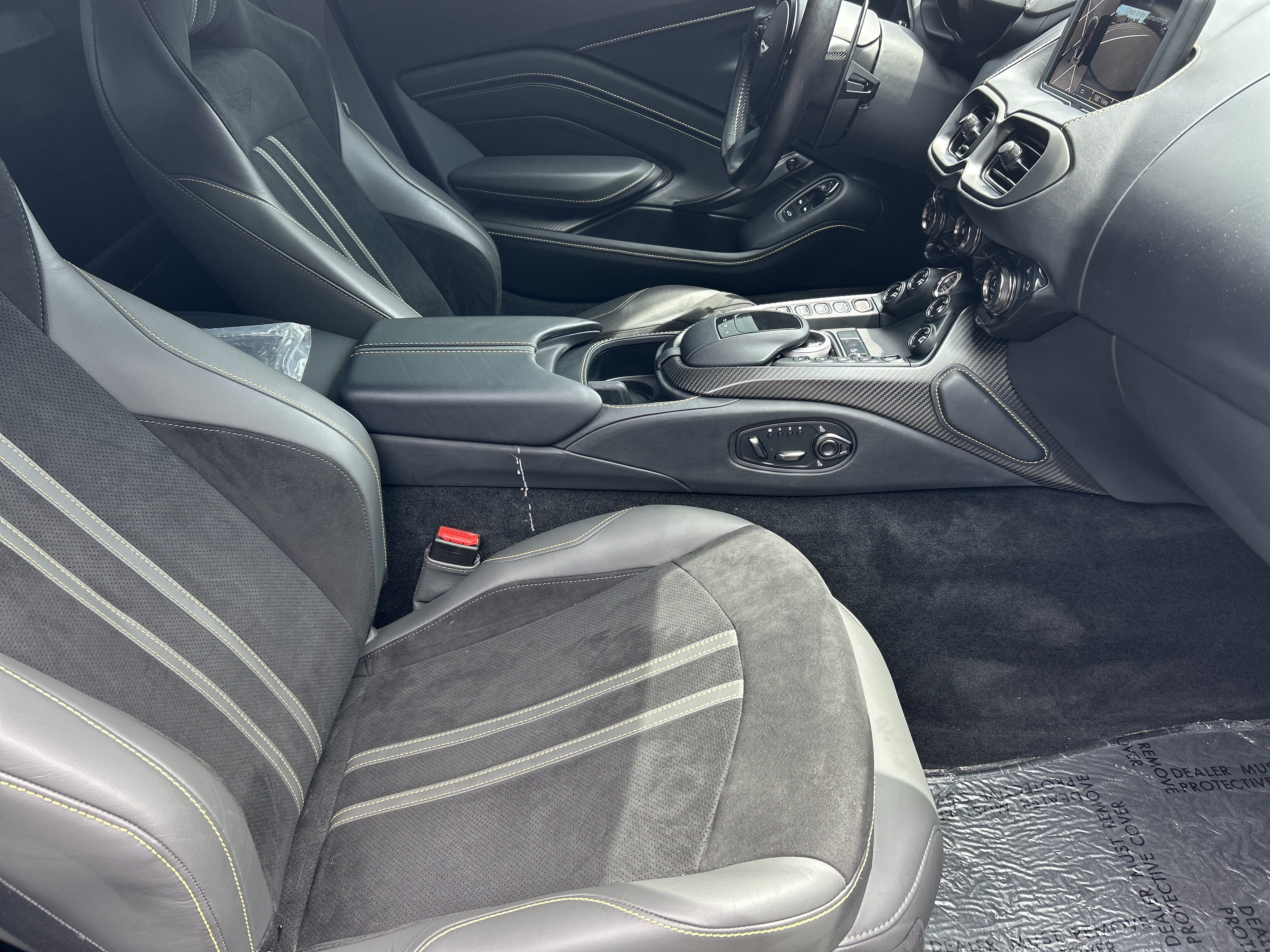 Used 2023 Aston Martin V8 Vantage Coupe RWD image 36