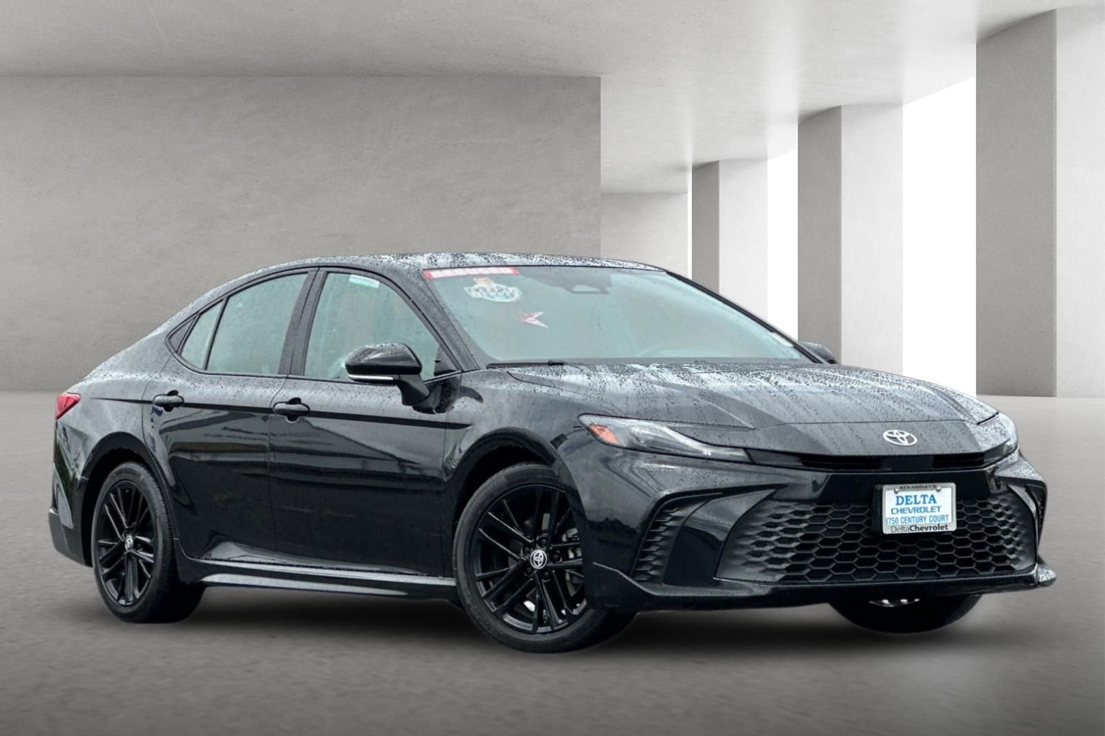 Used 2025 Toyota Camry SE image 1