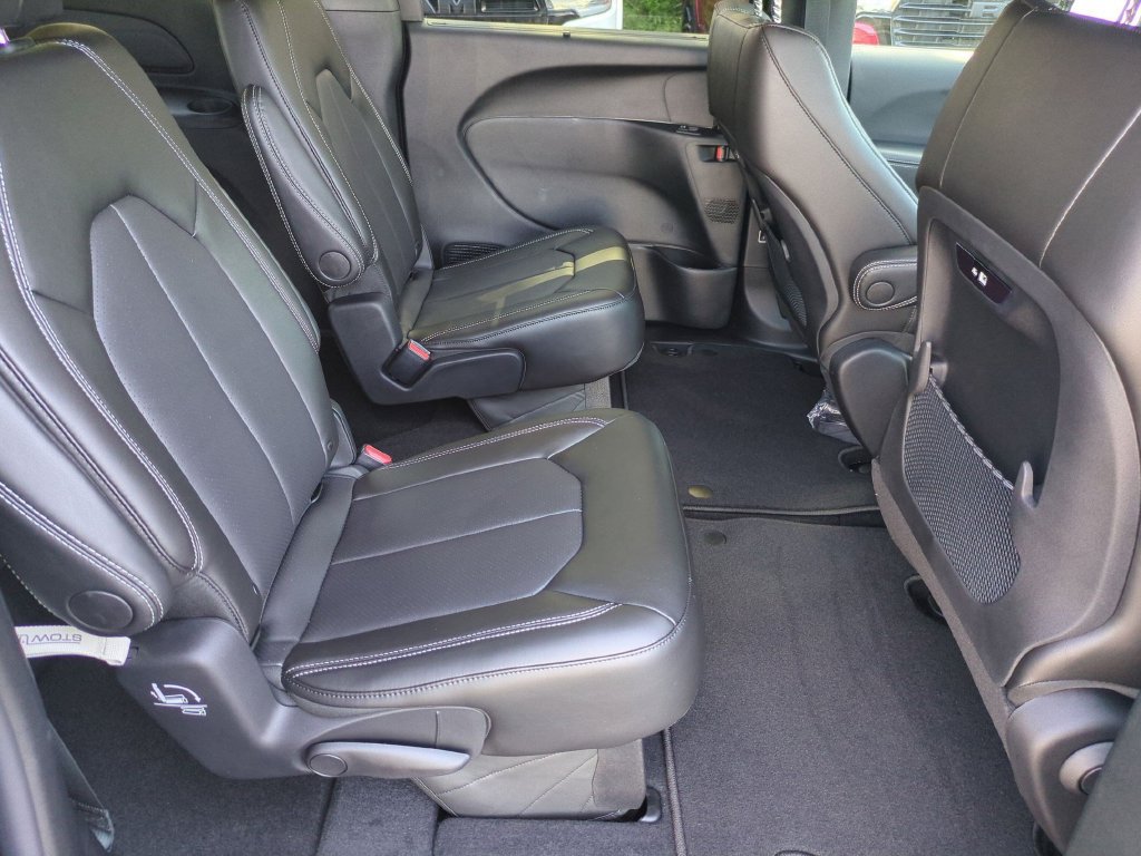 New 2027 Chrysler Pacifica Select FWD image 32