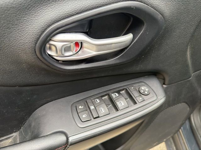 Used 2016 Jeep Cherokee Trailhawk w/ Cold Weather Group image 4