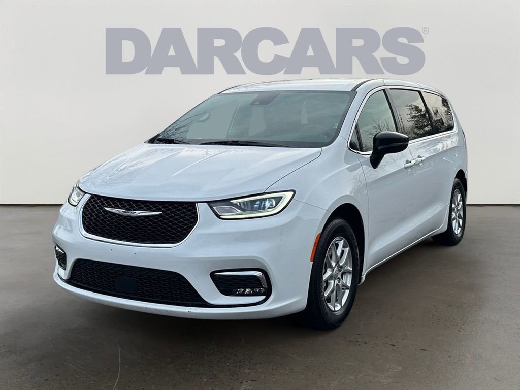 Used 2025 Chrysler Pacifica Select FWD image 3