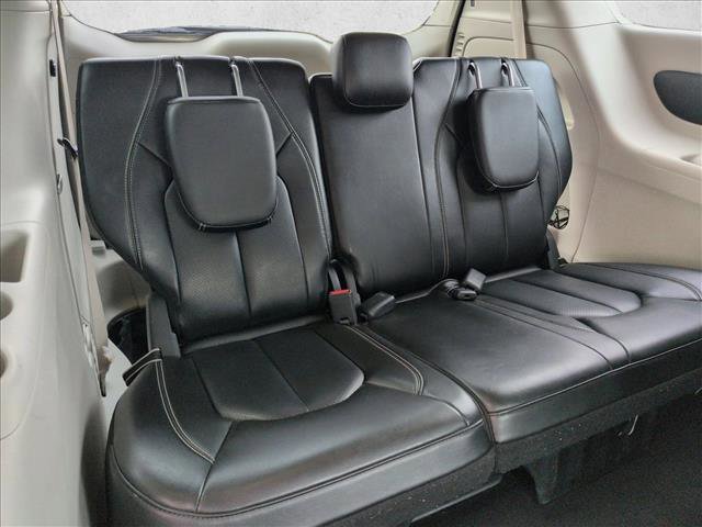 Used 2023 Chrysler Pacifica Touring-L FWD image 19