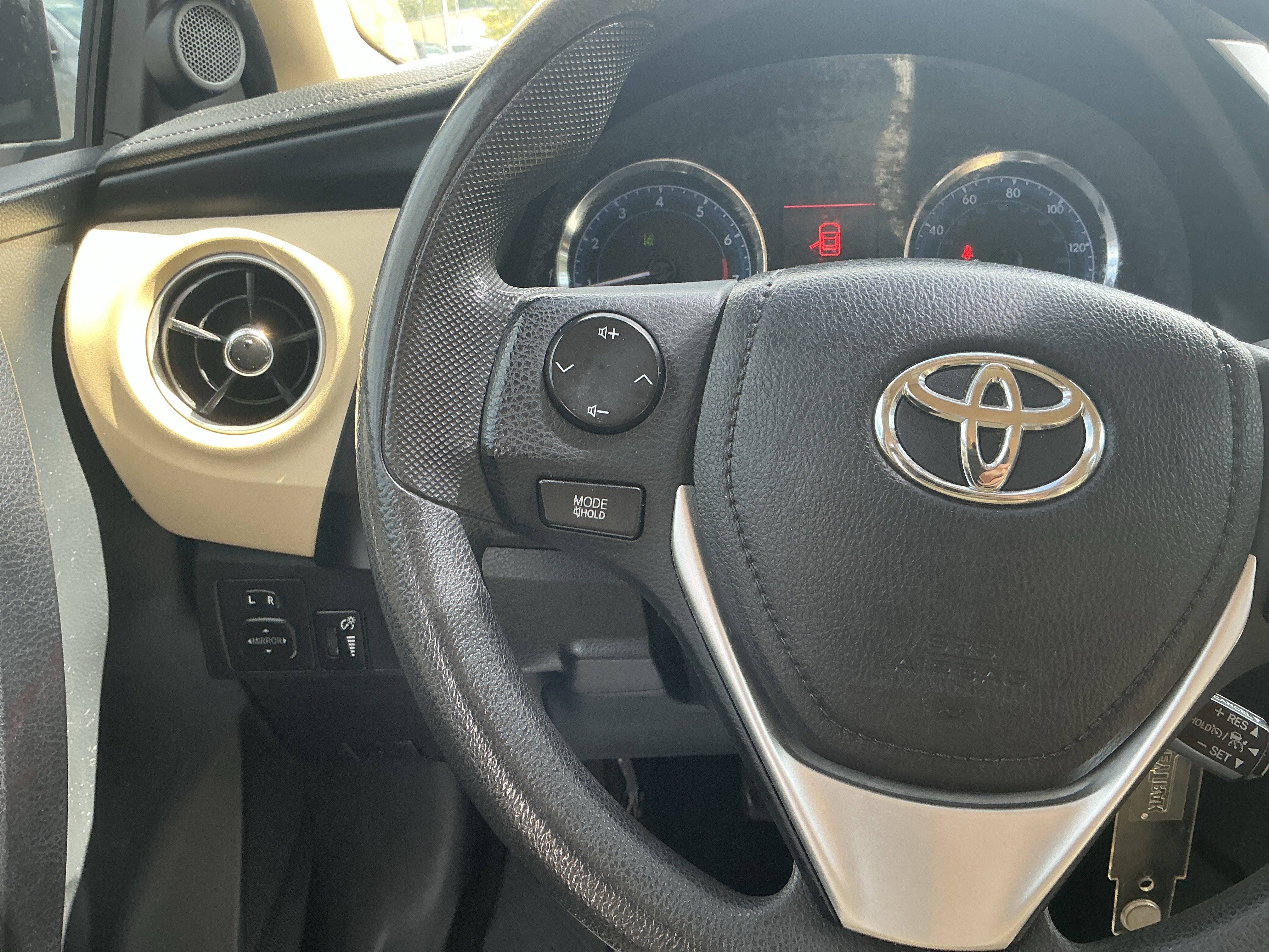 Used 2018 Toyota Corolla LE FWD image 17