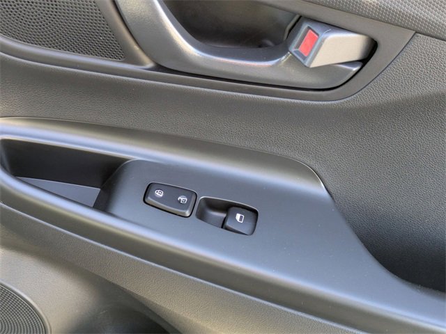 Used 2022 Hyundai Kona SE image 32