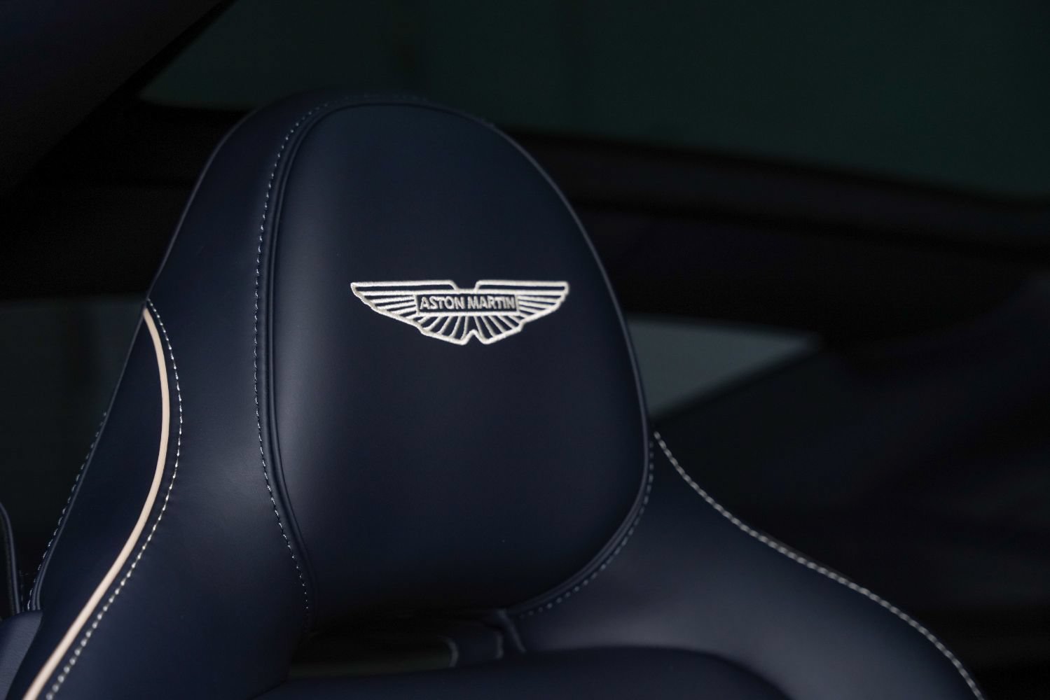 Used 2025 Aston Martin Vanquish RWD image 33