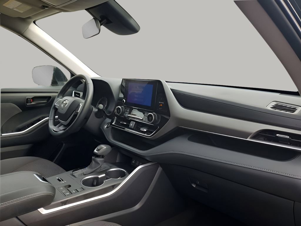 Used 2025 Toyota Highlander LE image 14