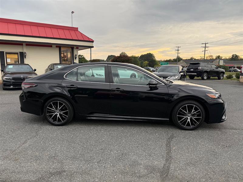 Used 2022 Toyota Camry SE image 4