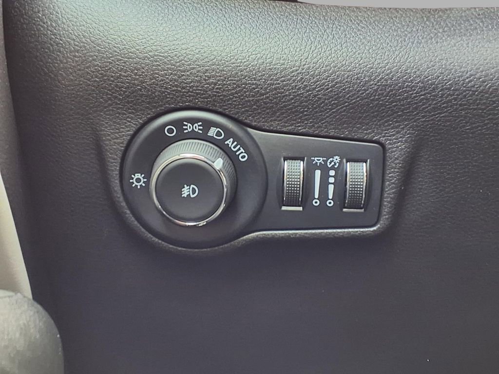 Used 2025 Jeep Compass Limited image 16