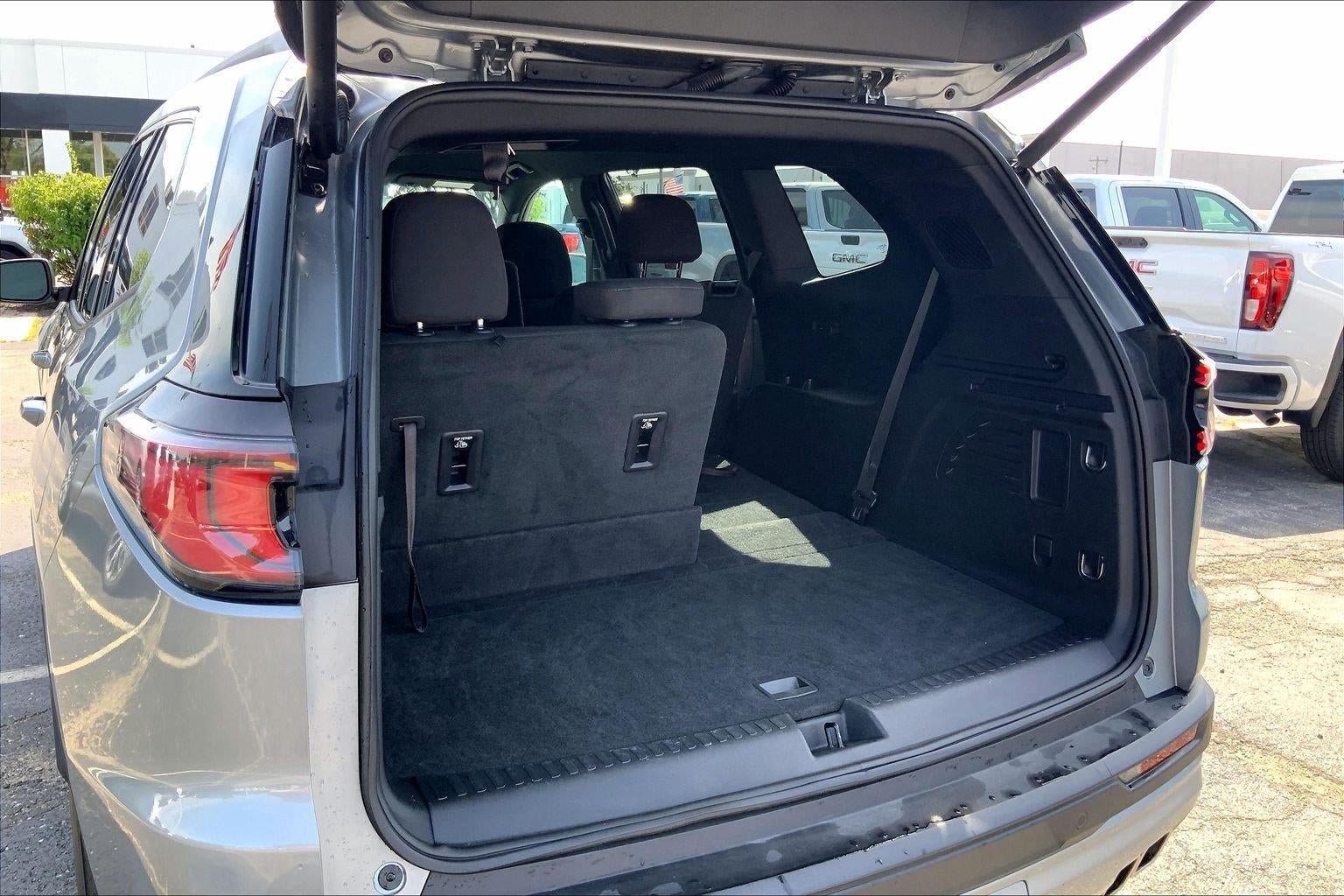 Used 2025 GMC Acadia Elevation FWD image 4