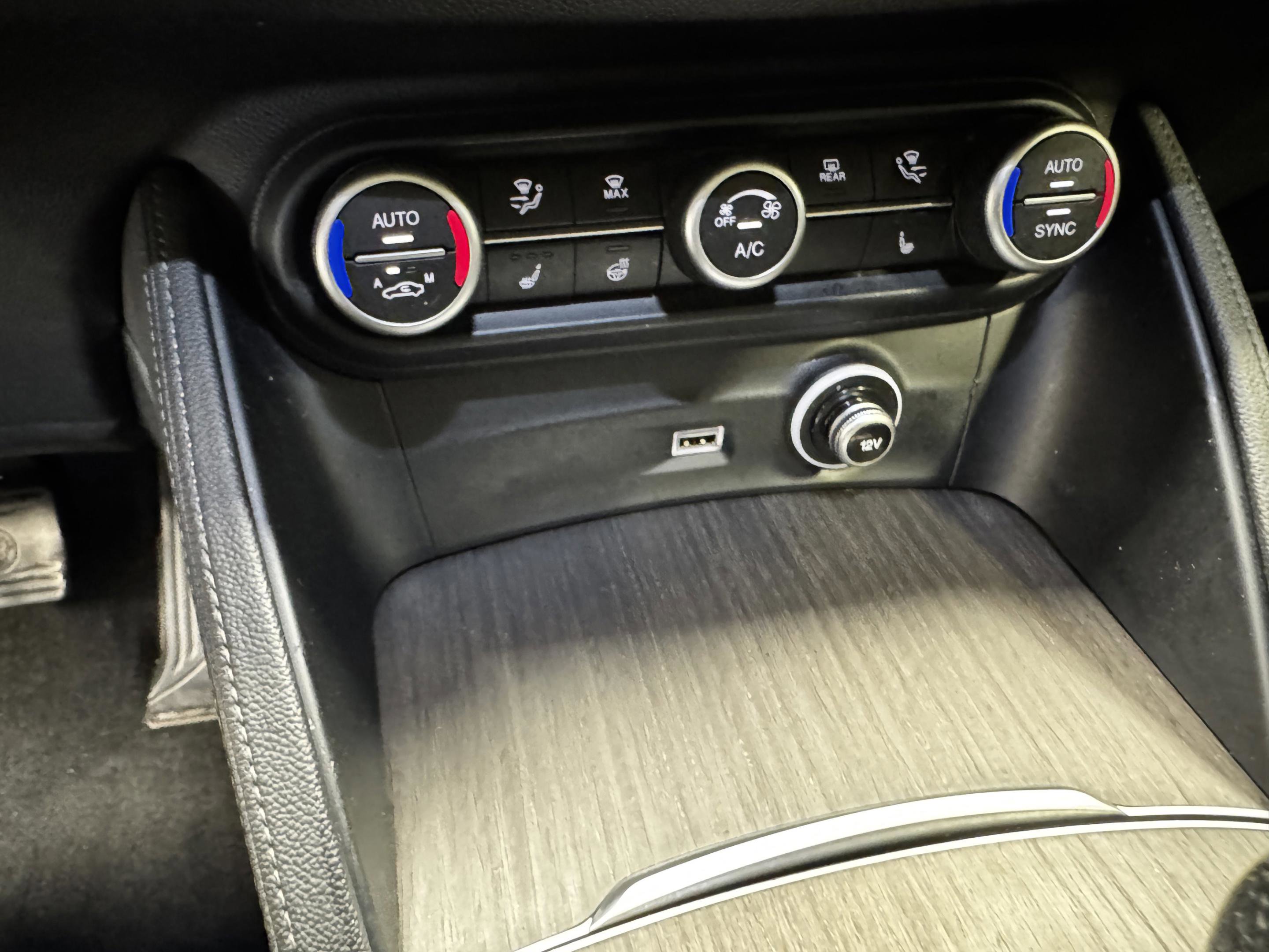 Used 2020 Alfa Romeo Stelvio Ti w/ Nero Edizione image 28