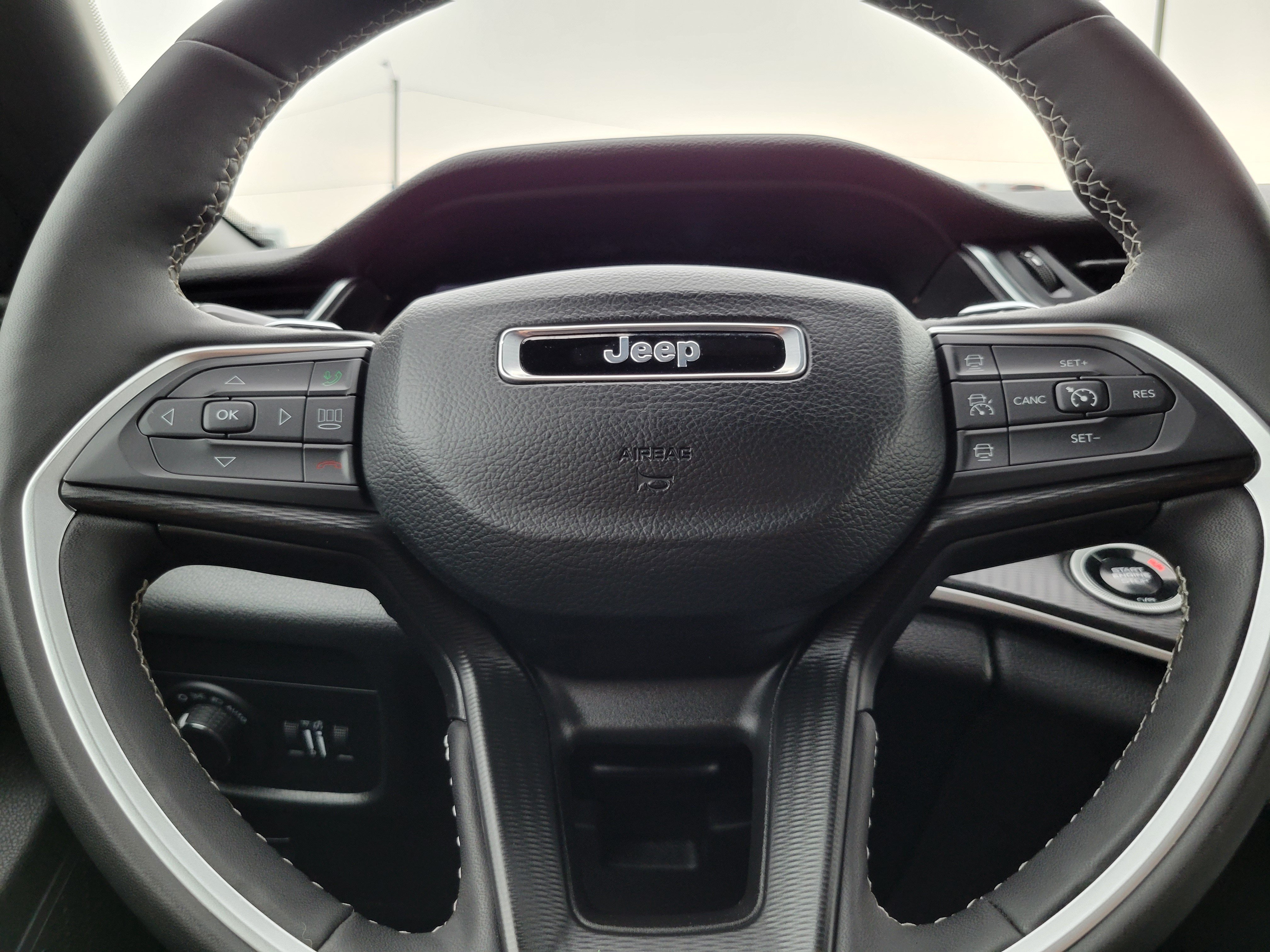 Used 2024 Jeep Grand Cherokee Altitude AWD/4WD image 9