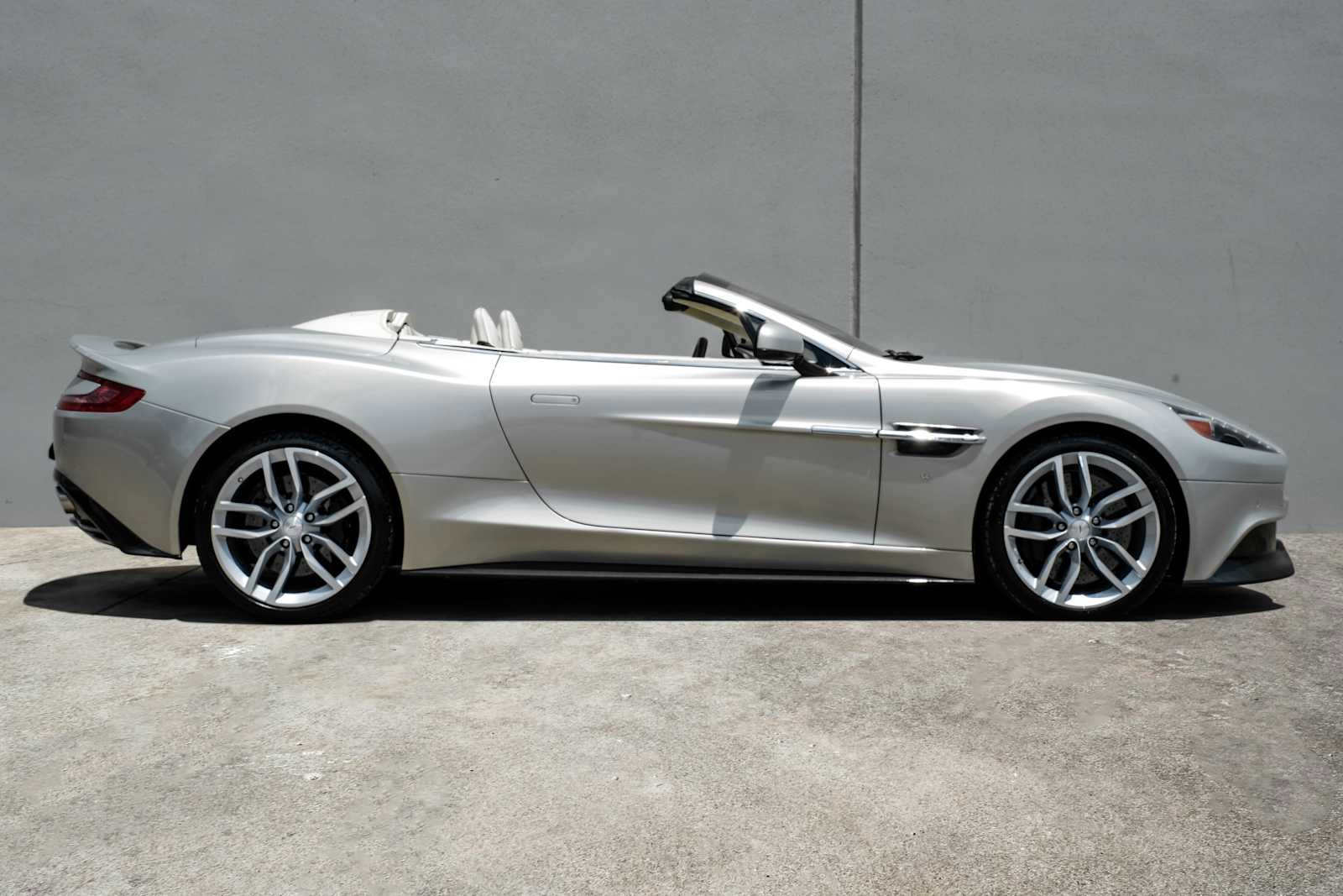 Used 2016 Aston Martin Vanquish Volante RWD image 10