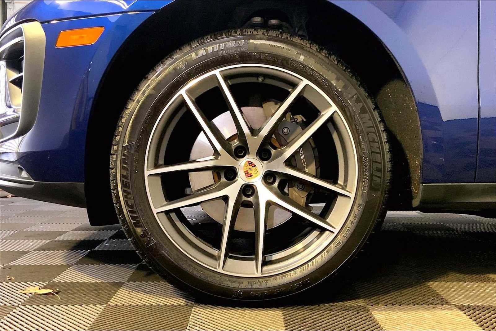 Certified 2024 Porsche Macan image 11