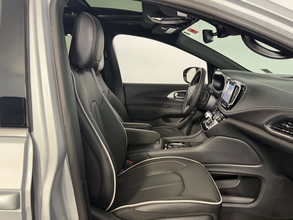 Used 2026 Chrysler Pacifica Limited FWD image 27